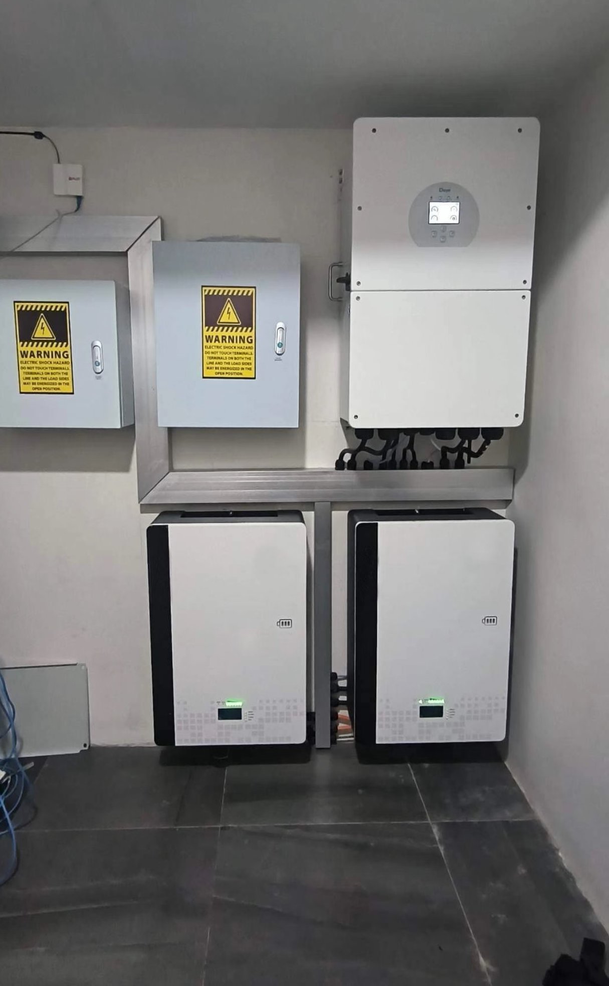 Three-phase hybrid inverter installation example with battery storage